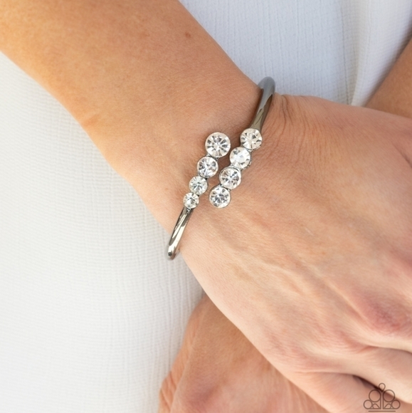 paparazzi Jewelry - 𝅺Defying Dazzle Bracelet